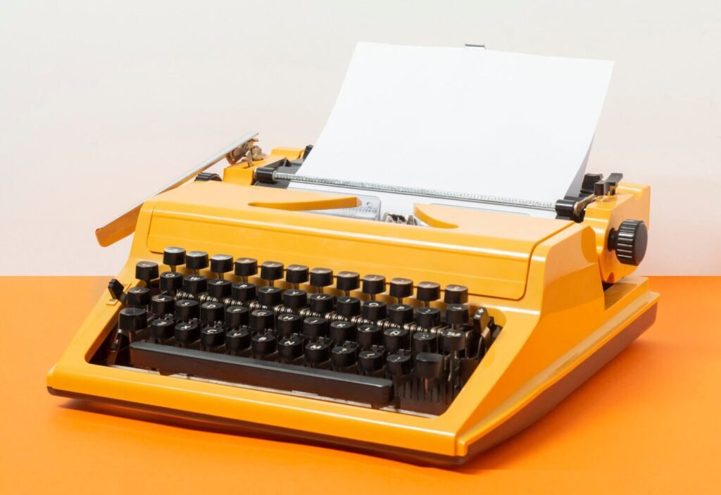 Foto de uma máquina de escrever amarela, que simboliza o storytelling no marketing político.